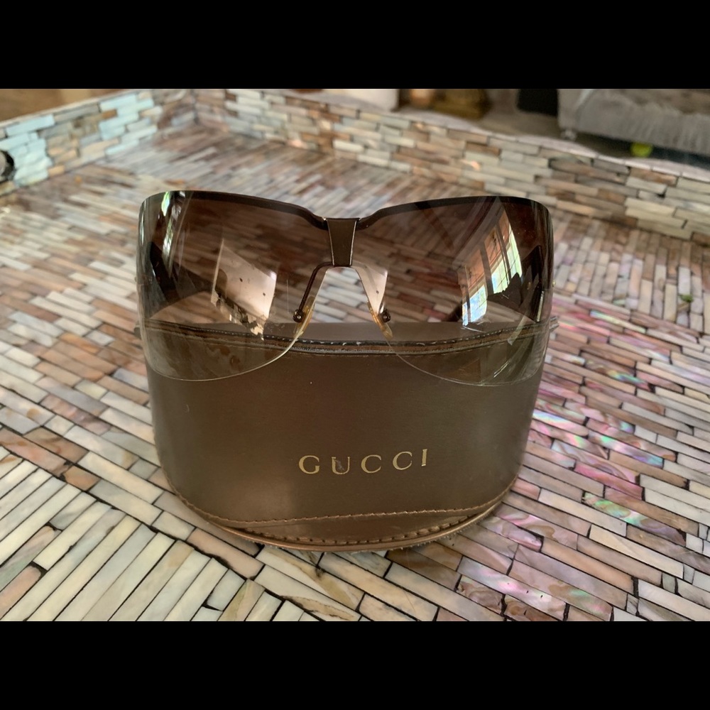 ❤️SOLD❤️ Gucci shield aviators used.